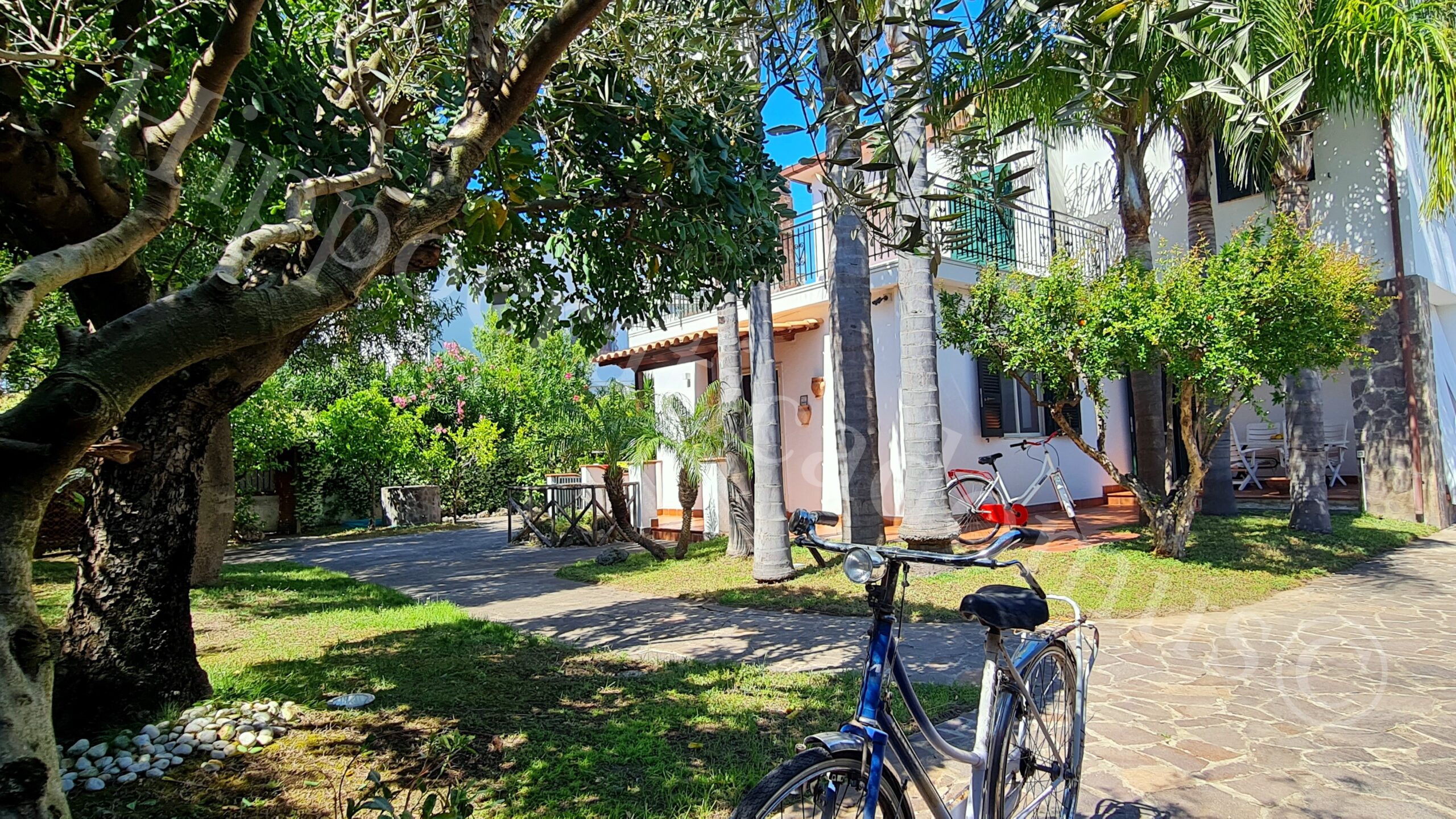 VILLA SEMI INDIPENDENTE SU 2 LIVELLI CON AMPIO GIARDINO